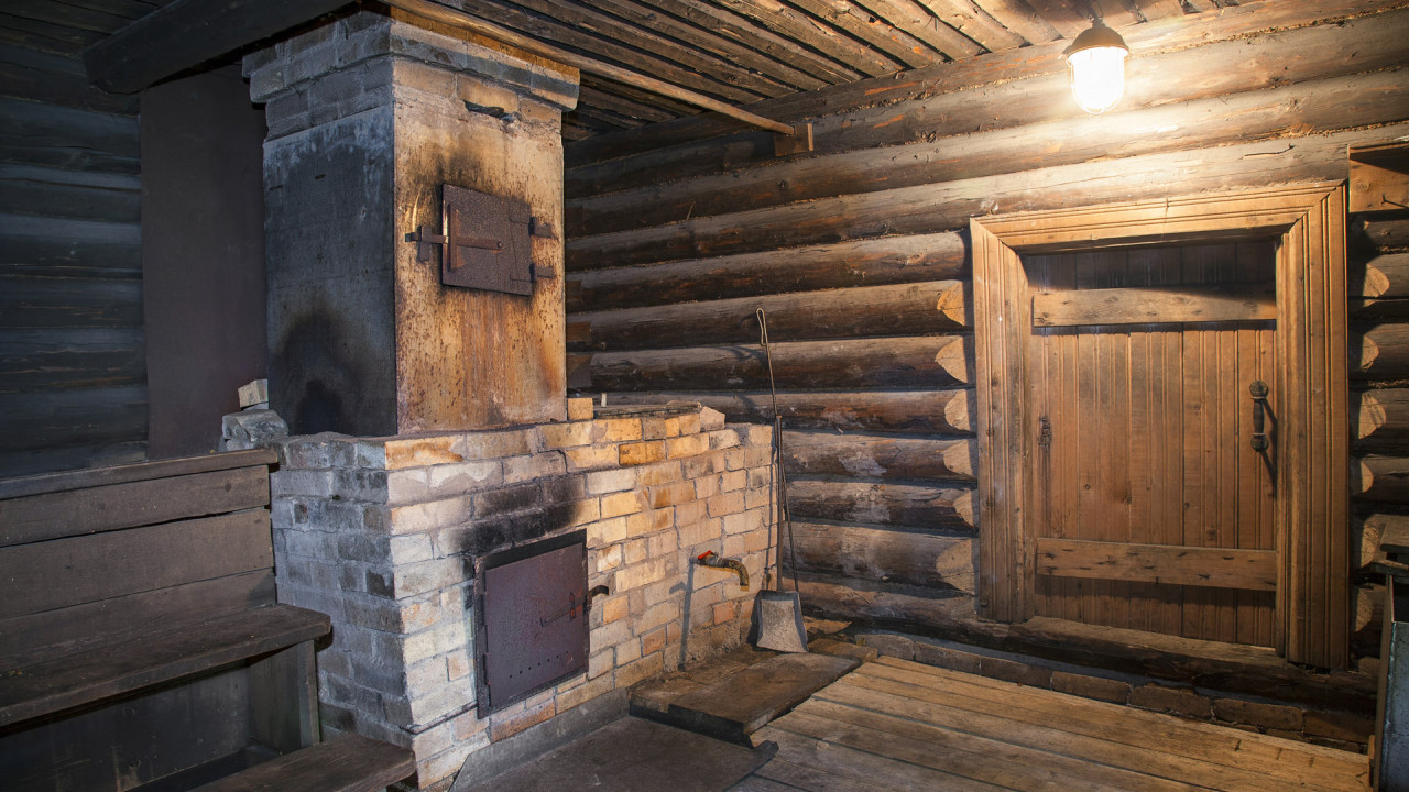 Oude sauna met kachel