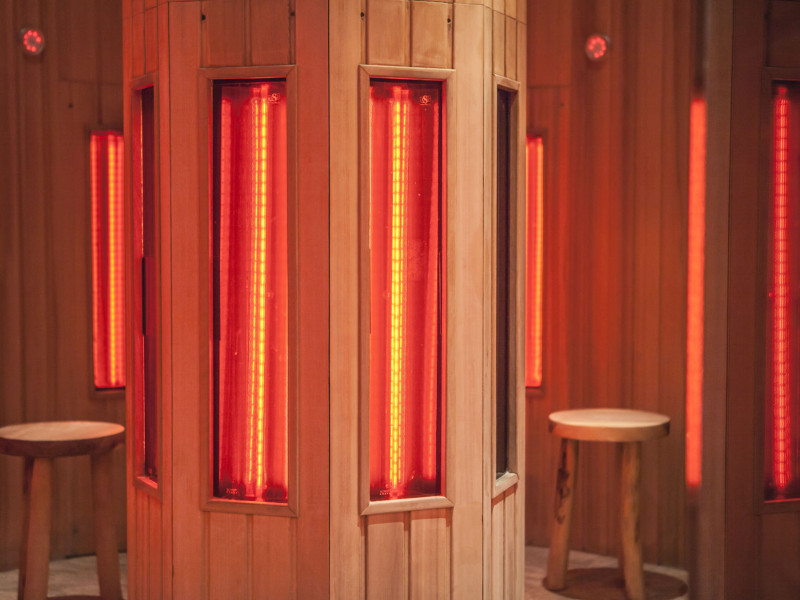 Infraroodsauna met krukjes om op te zitten