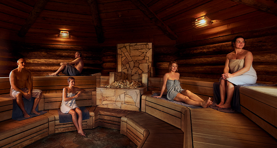 Kelo sauna met ontspannende mensen