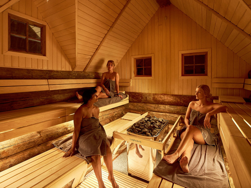 Drie dames in een kruidensauna bij SpaSense