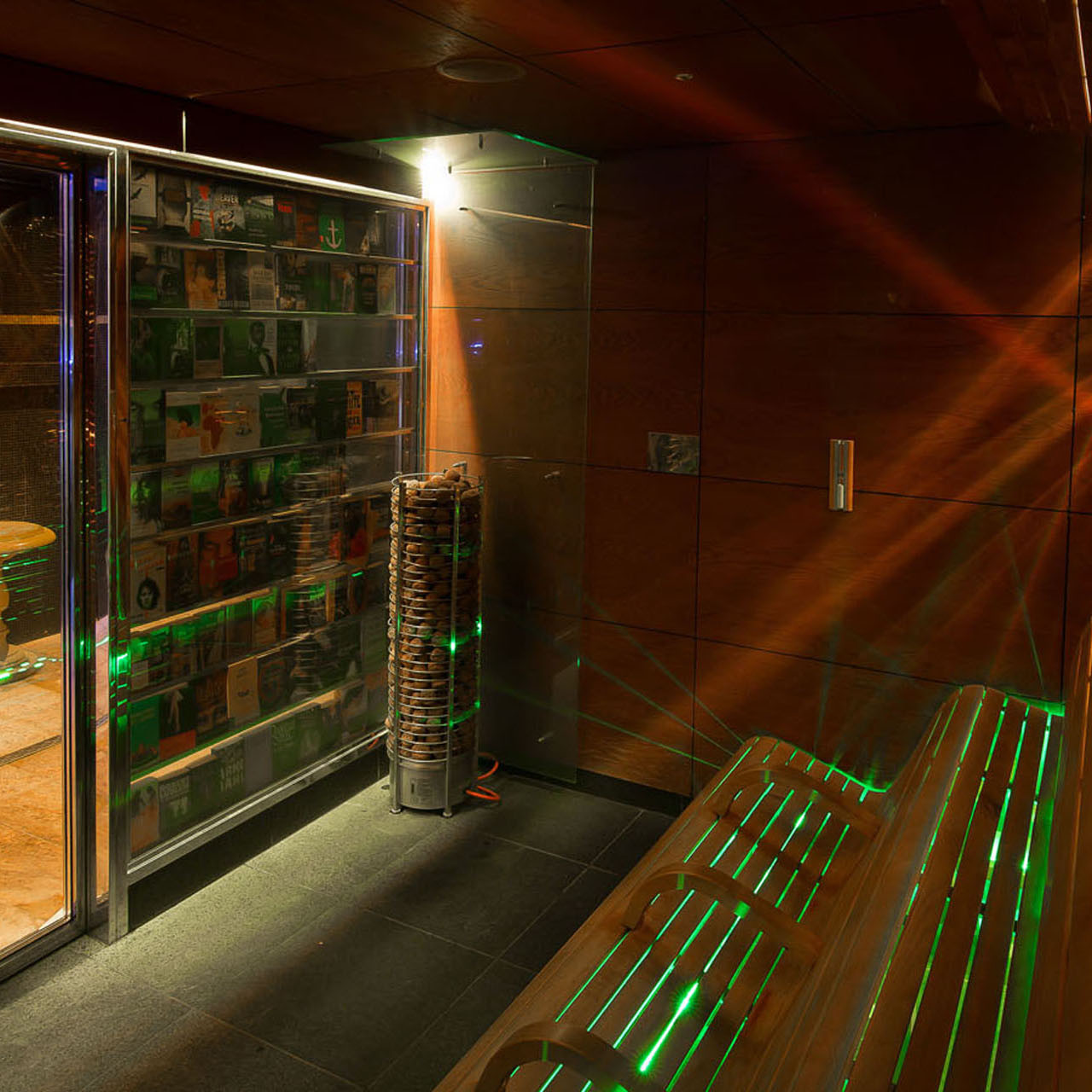 Luisterboeksauna met groen laserlicht