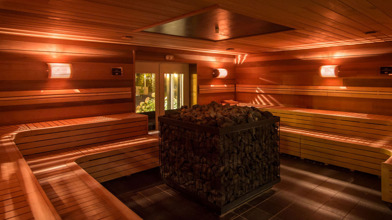 Sfeervolle Thuja sauna met stenen kachel in het midden