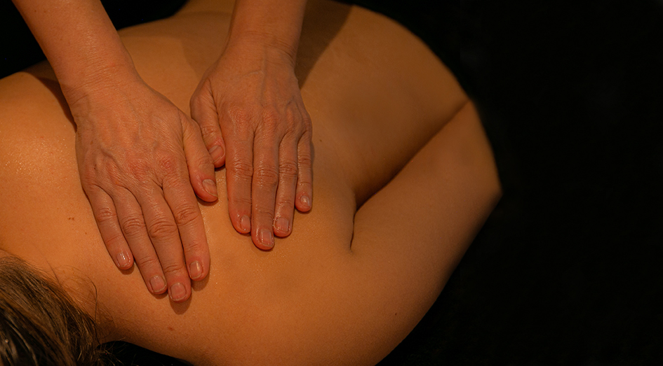 Vrouw geniet van een massage met olie