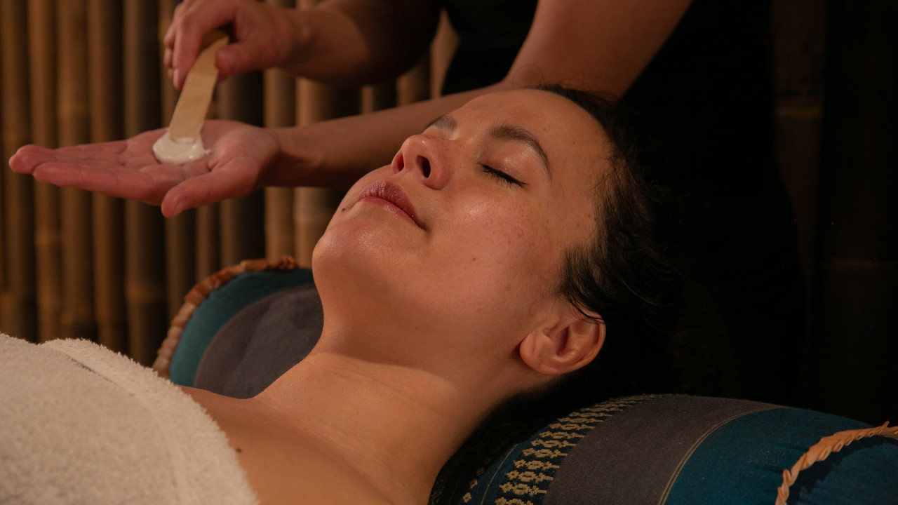 Zwangere vrouw geniet van een massage