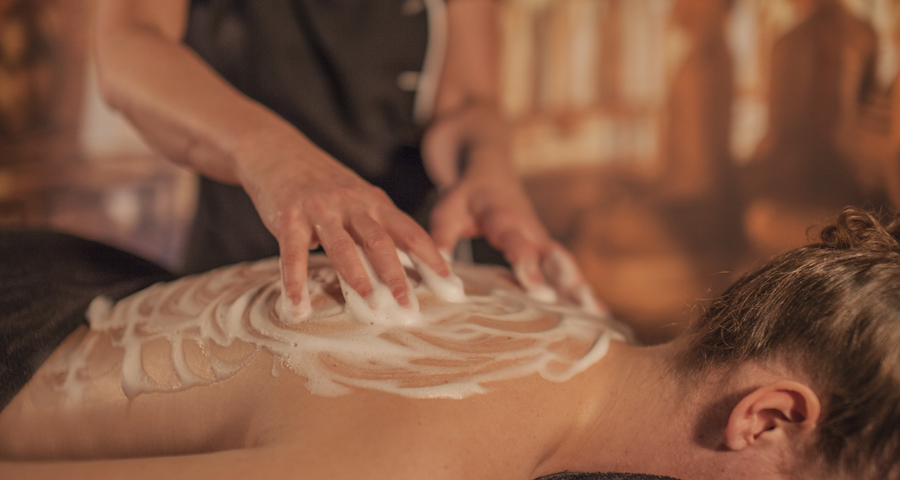 Vrouw geniet van Ceylon Treatment massage