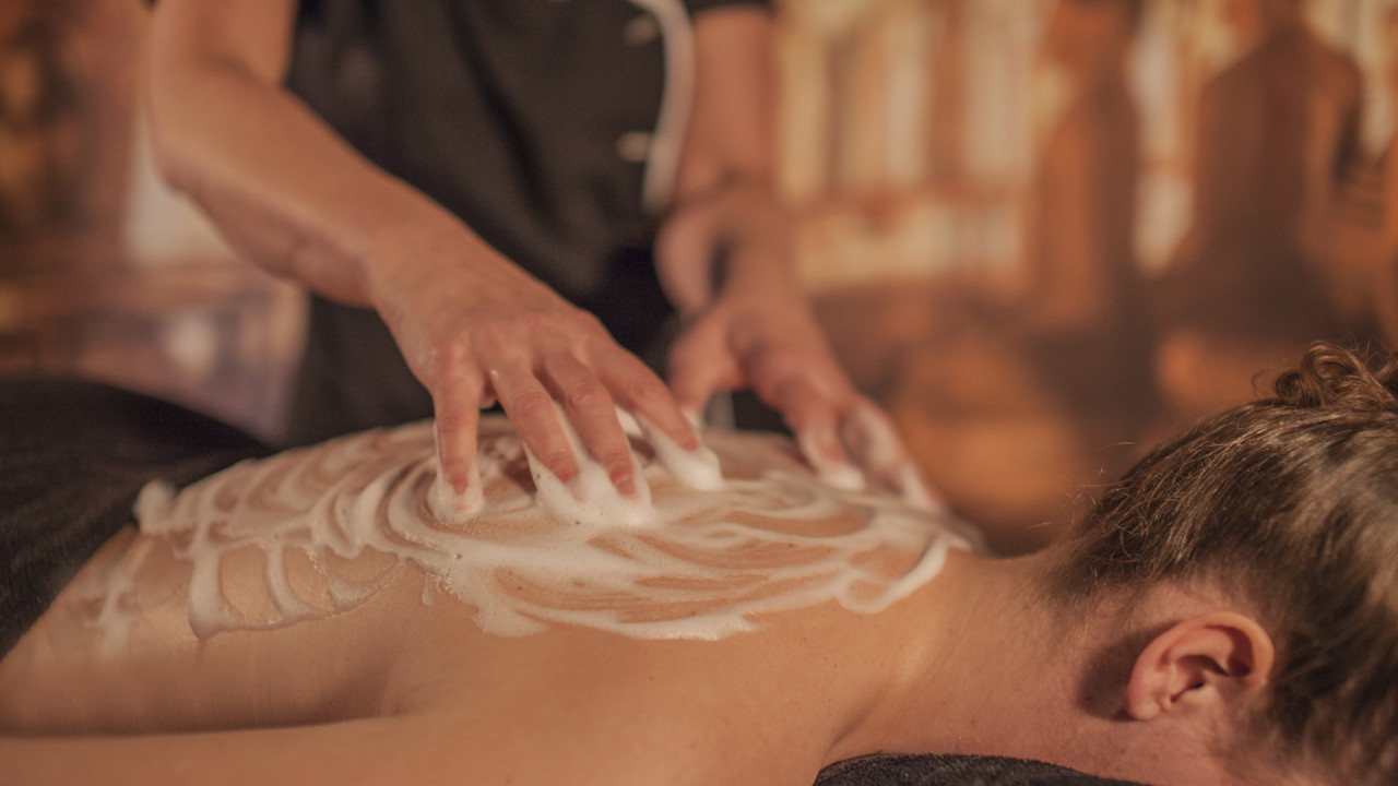Vrouw ligt op buik en geniet van Ceylon massage