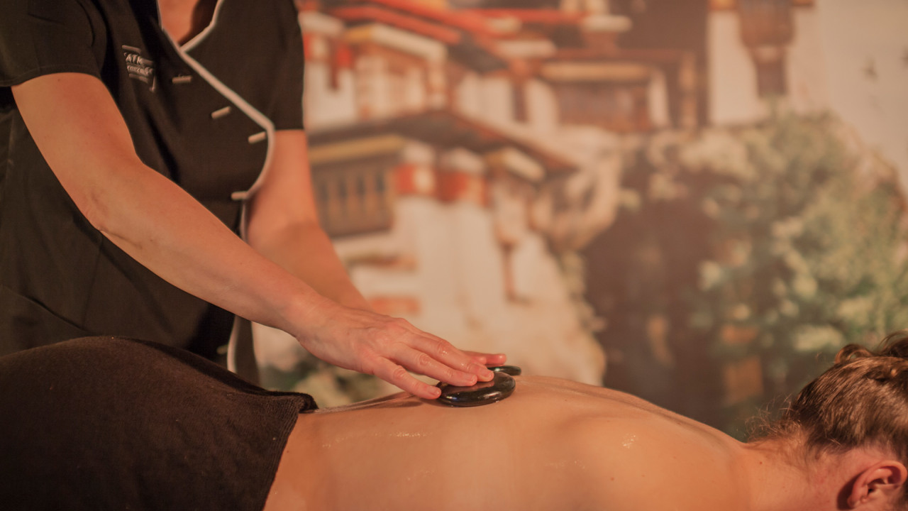Vrouw geniet van Mahayana Treatment behandeling massage