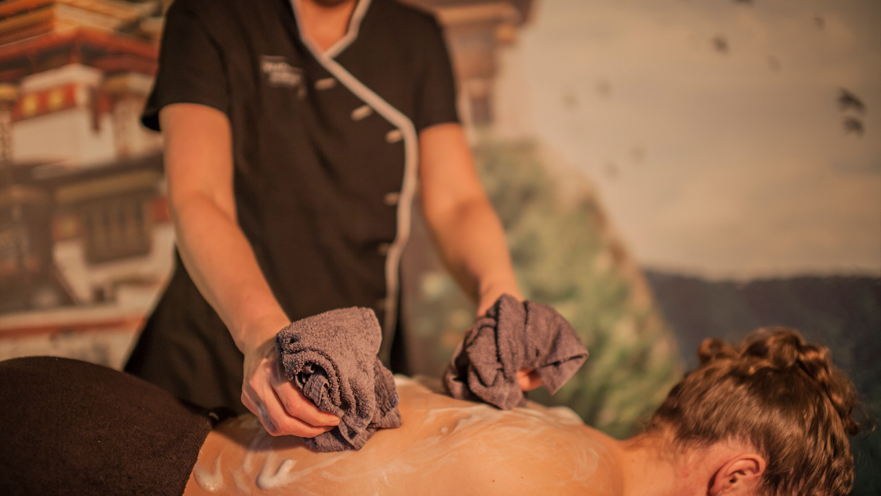 Vrouw geniet van Mahayana Treatment behandeling massage