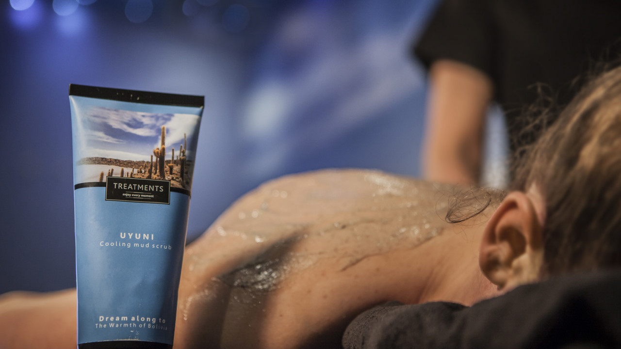 Vrouw geniet van Uyuni Treatment massage