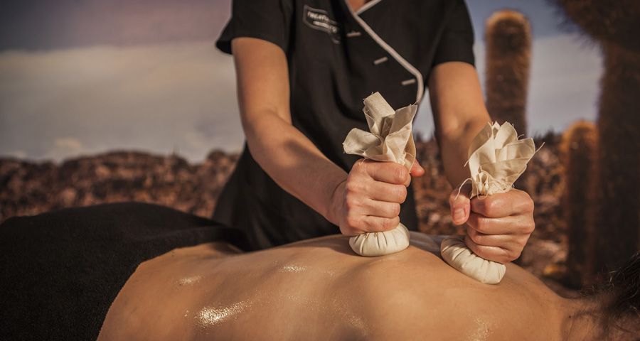 Vrouw geniet van Uyuni Treatment massage