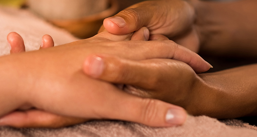 Vrouw krijgt handmassage tijdens ritueel