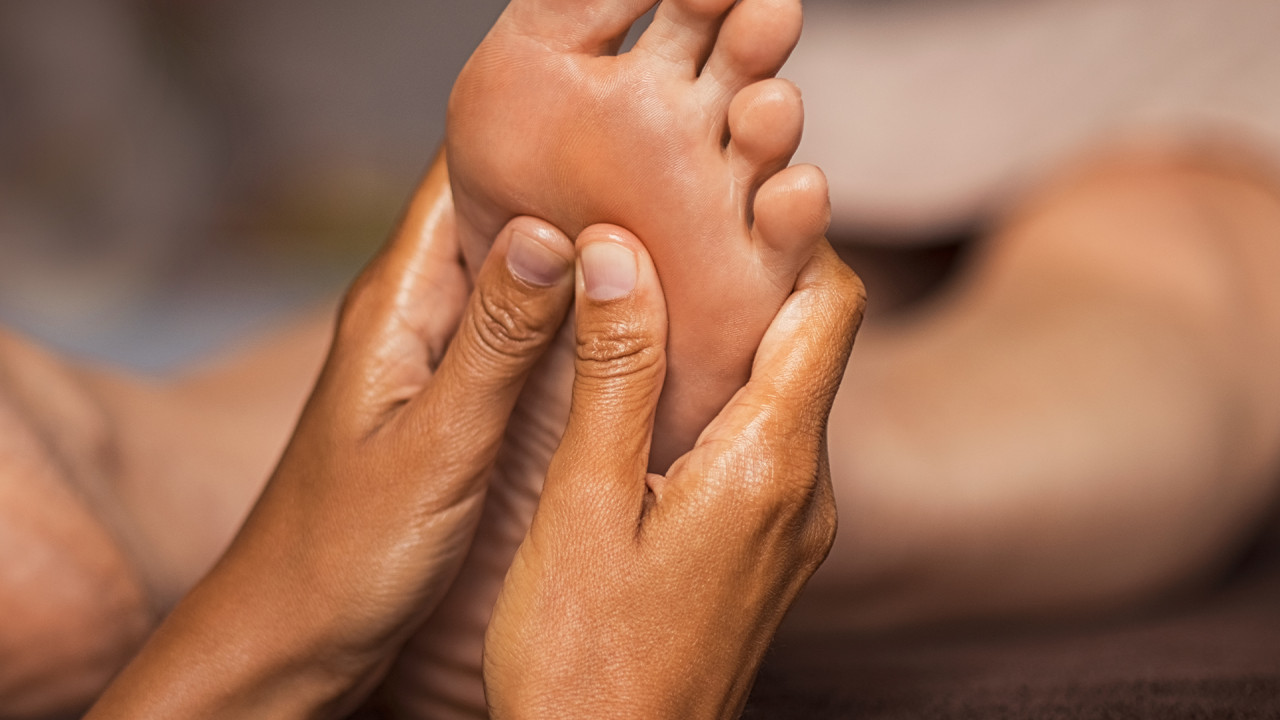 Vrouw krijgt voetmassage