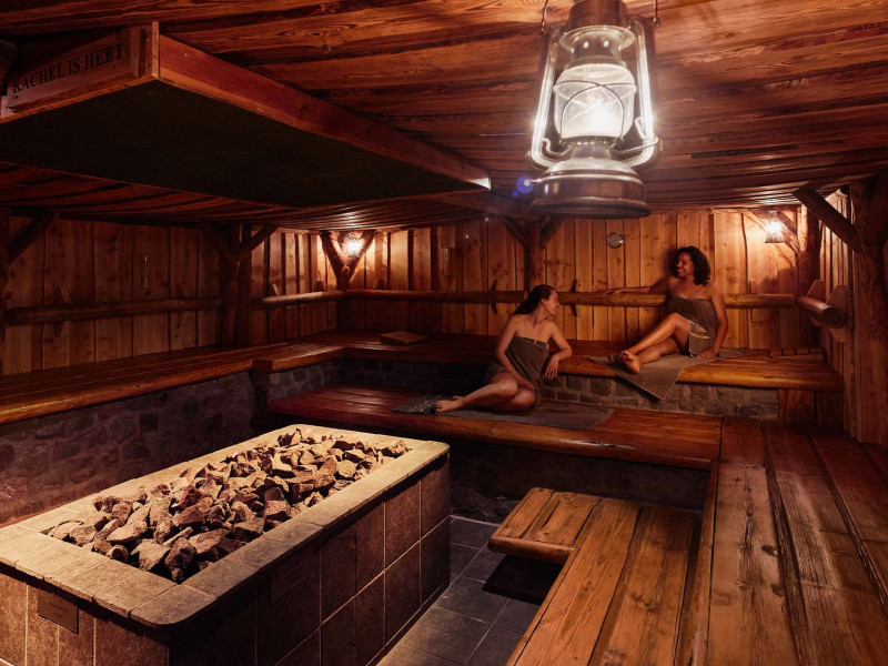 Mensen in sauna ontspannen en genieten van de aangename warmte