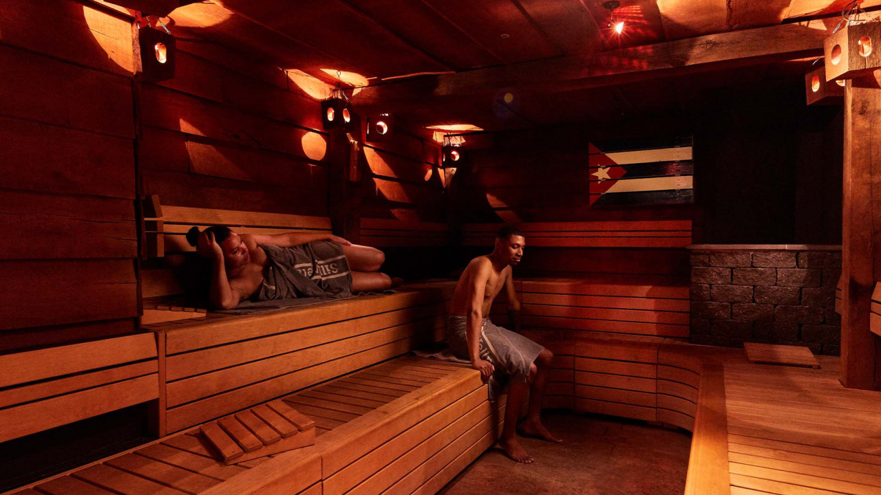 Mensen ontspannen in een sauna van Elysium
