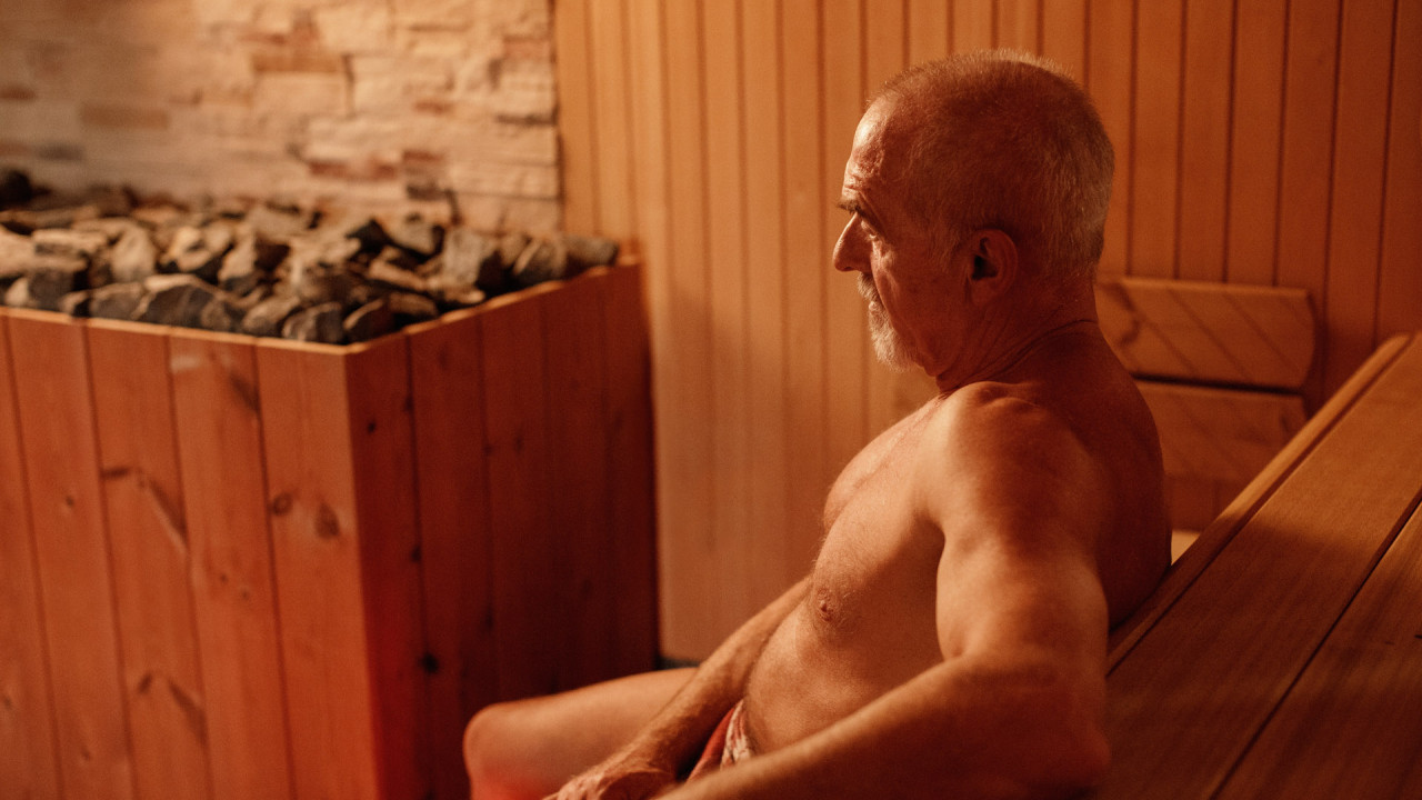 Man in sauna HM