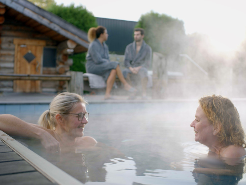 Dames kletsen in het zwembad bij SpaPuur