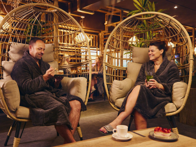Relax hangstoelen bij SpaPuur - koffie en gebak ingezoomd
