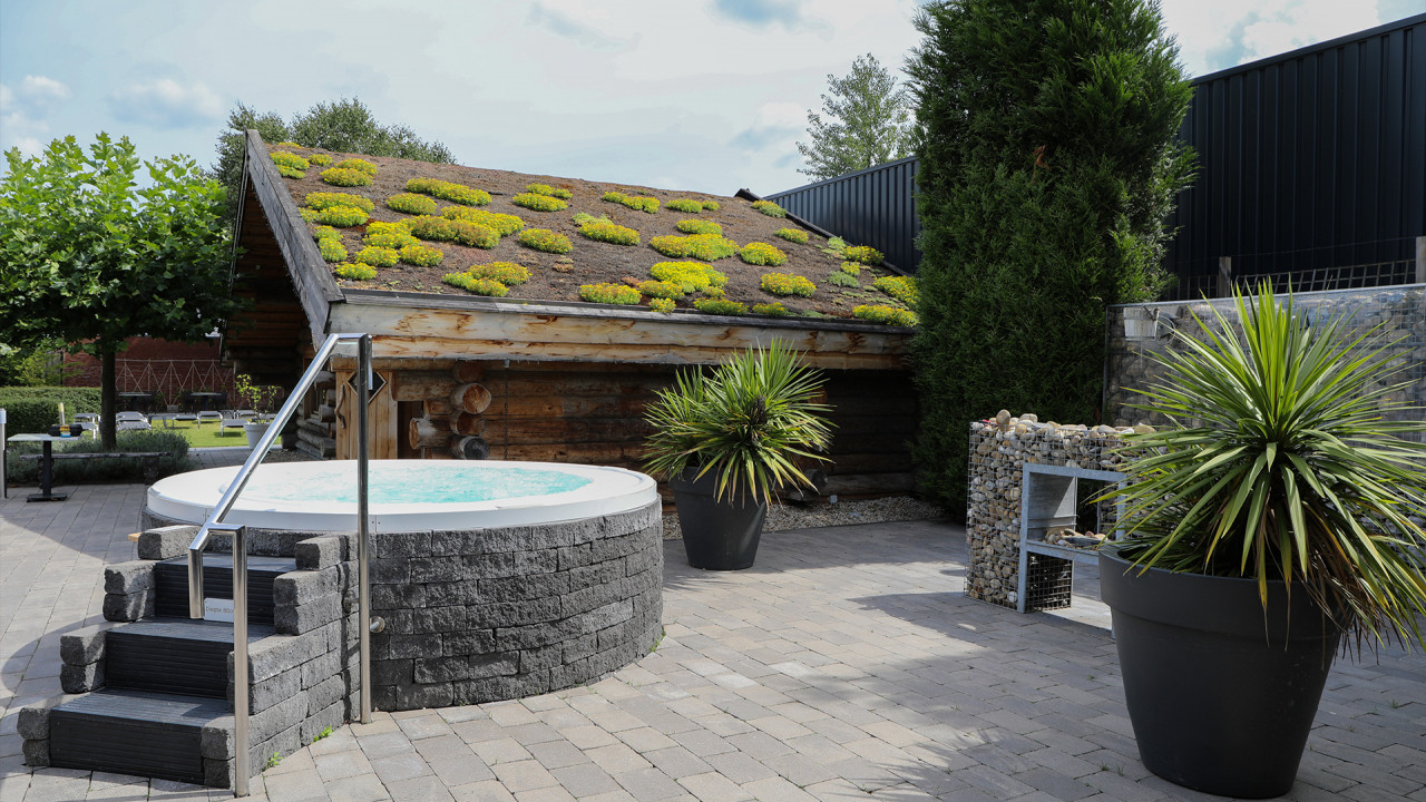 Buitenbubbelbad en sauna op achtergrond in tuin SpaPuur