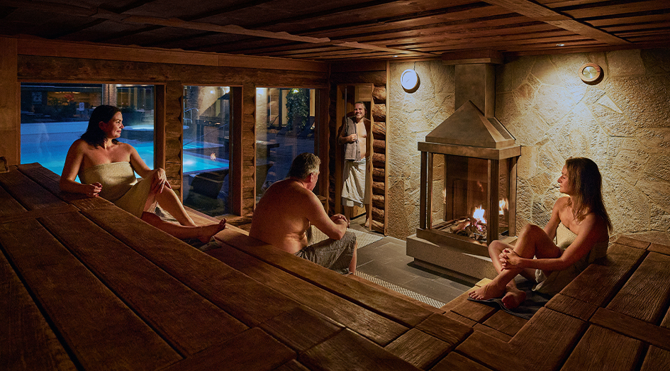Mensen in sauna met open haard 