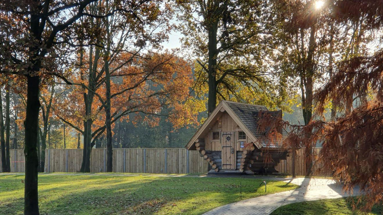 Geurensauna in een prachtige tuin vol herfstkleuren 