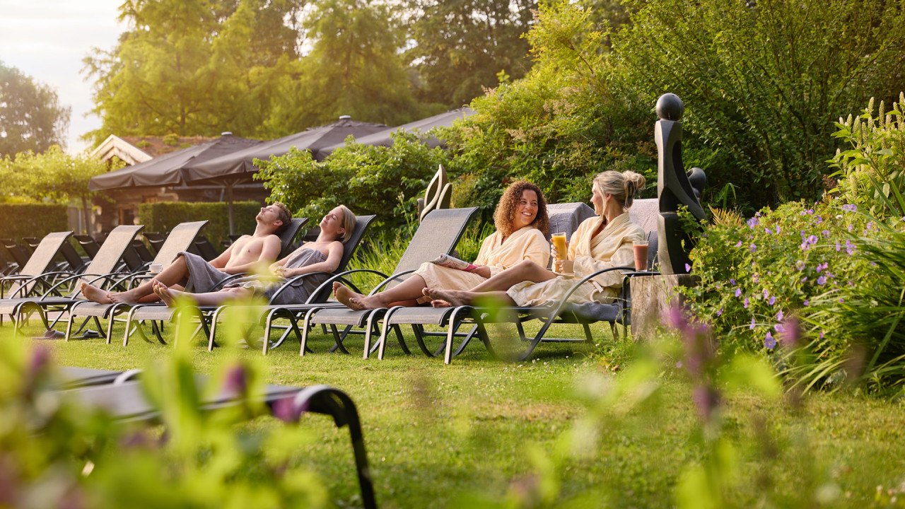 Vrouwen relaxen in tuin
