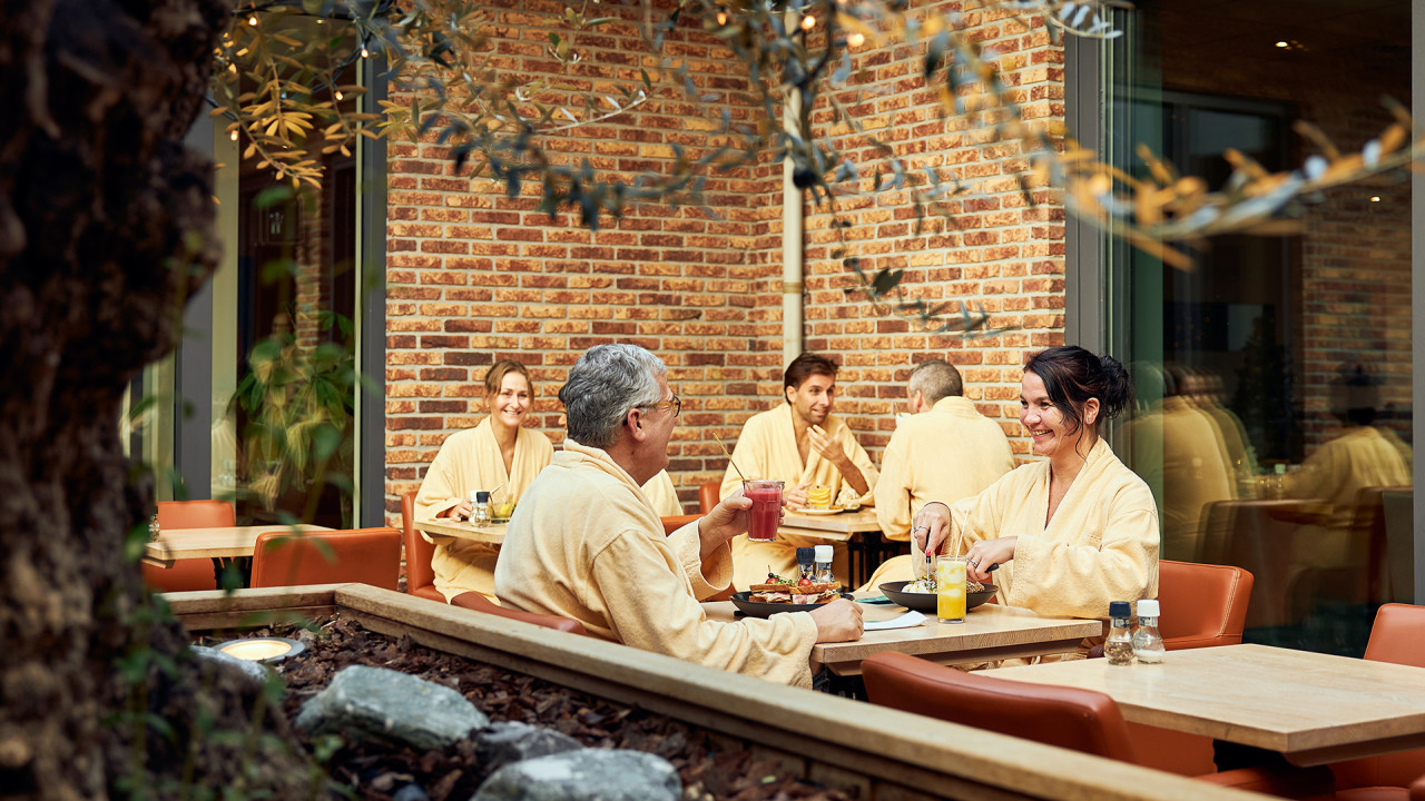 Mensen eten en drinken in restaurant SpaSense