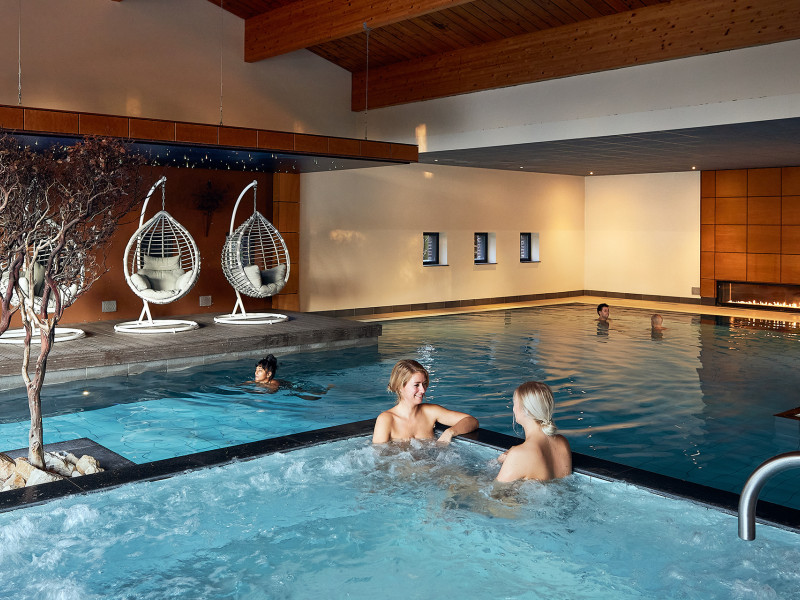 Twee vrouwen in binnen bubbelbad SpaSensen
