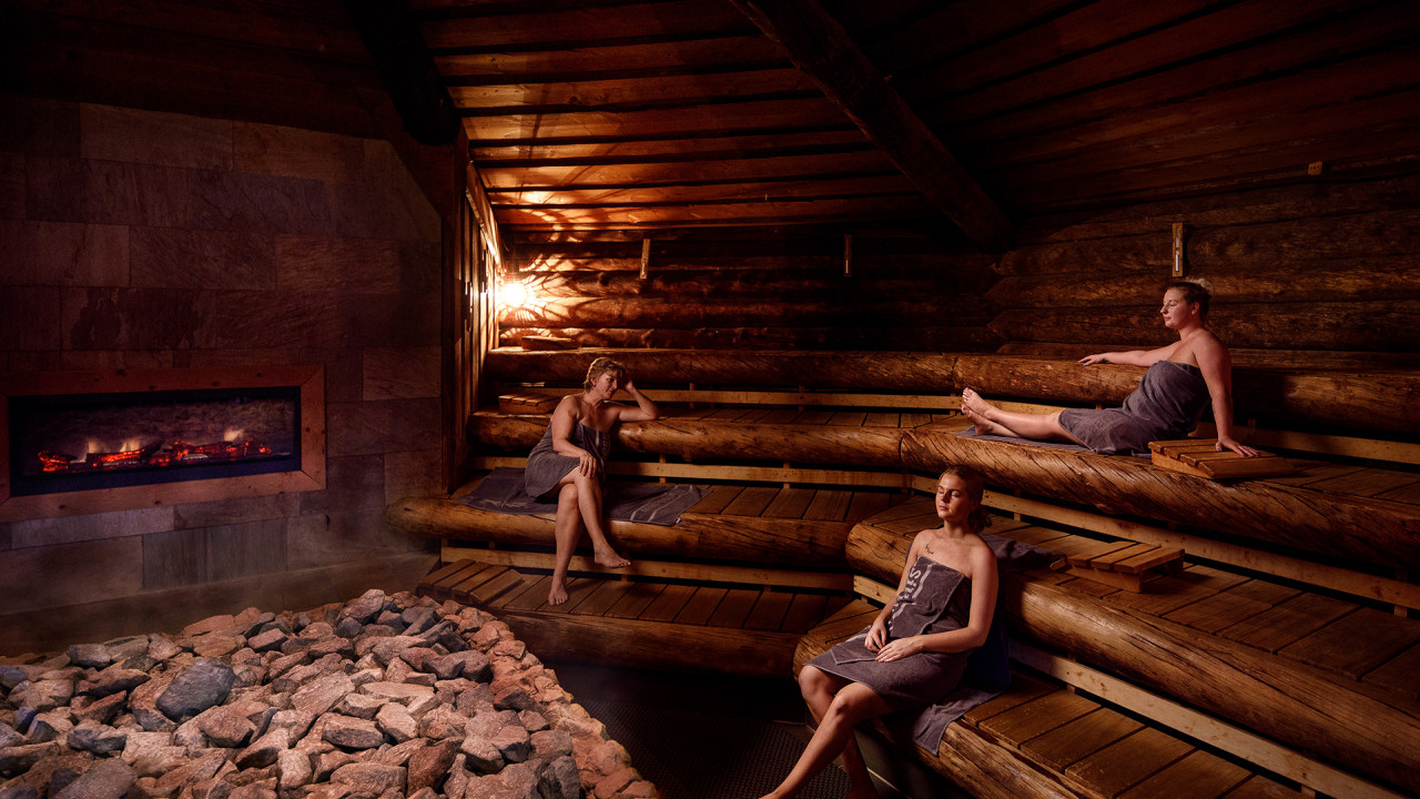 Mensen genieten in sfeervolle donkere sauna bij SpaWell