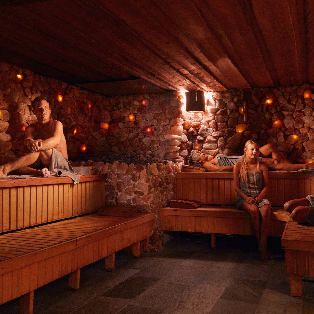 Personen genieten in prachtige zoutsteensauna SpaWell