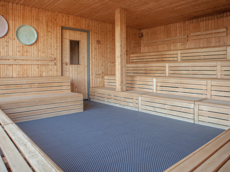 Interieur van grote Loungesauna SpaWeesp