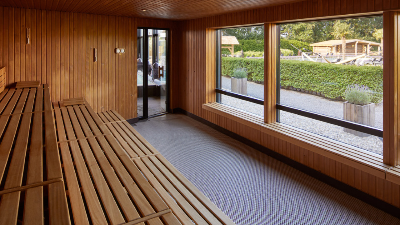 Panorama sauna met uitzicht op de tuin van SpaWeesp in de zomer
