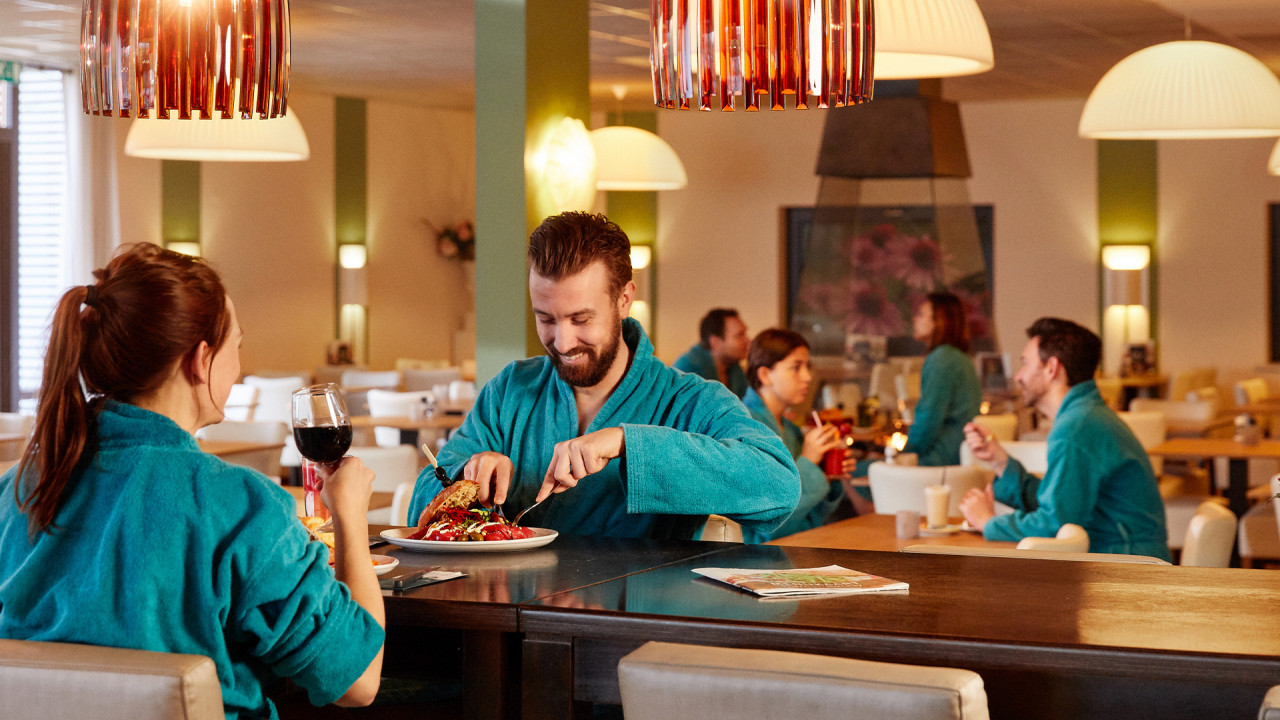 Man en vrouw eten in restaurant van wellnessresort Thermen Holiday