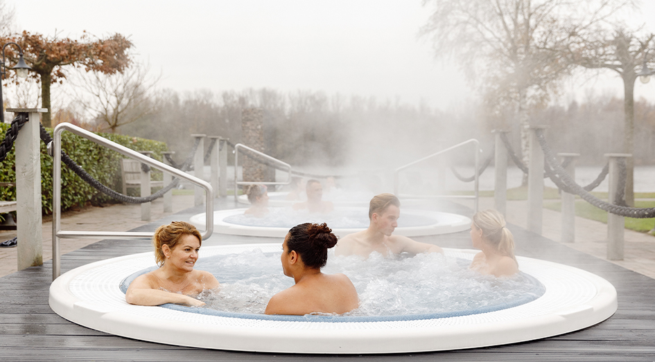 Mensen ontspannen in de winter in buiten bubbelbad