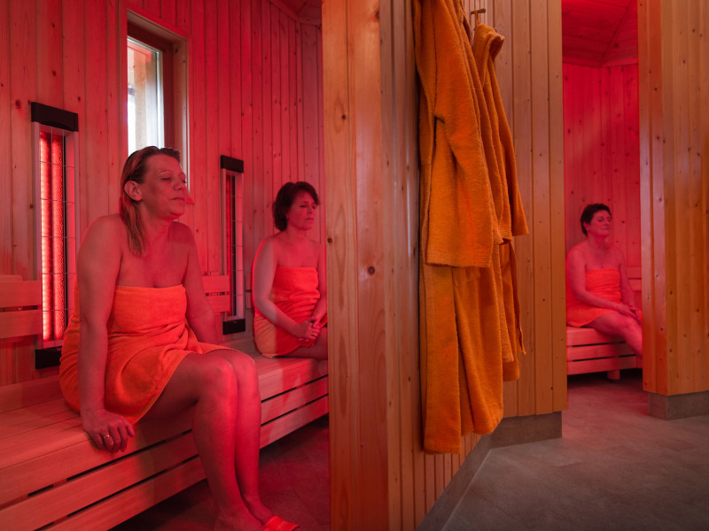Drie vrouwen genieten van aangename warmte van Infraroodsauna