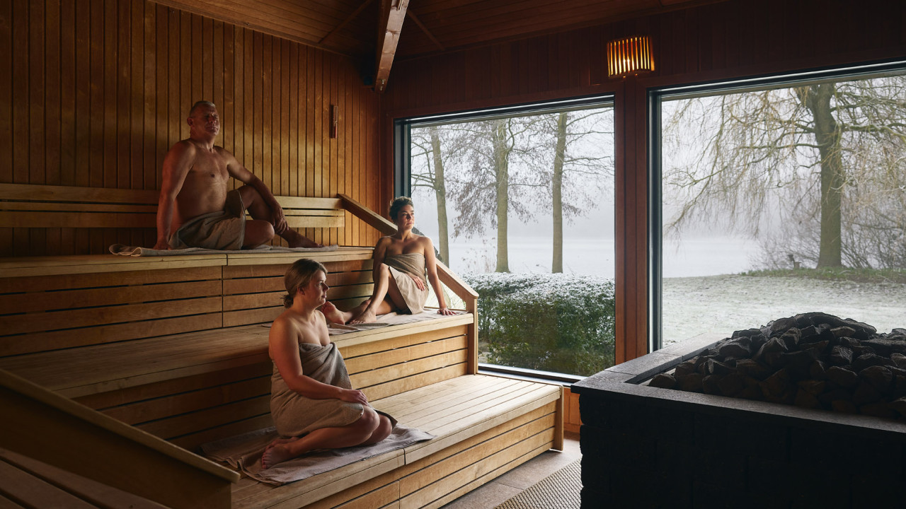 Mensen in sauna met uitzicht sneeuw