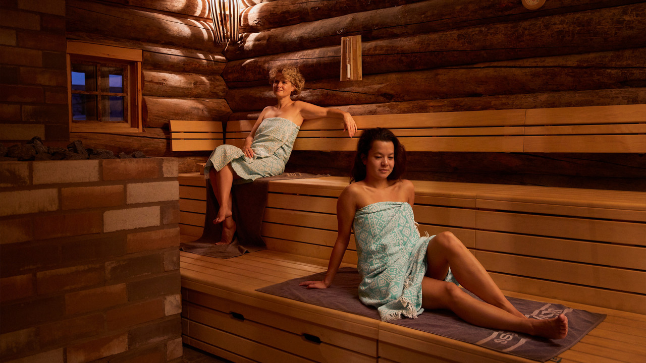 Twee vrouwen ontspannen in de avond in een sauna